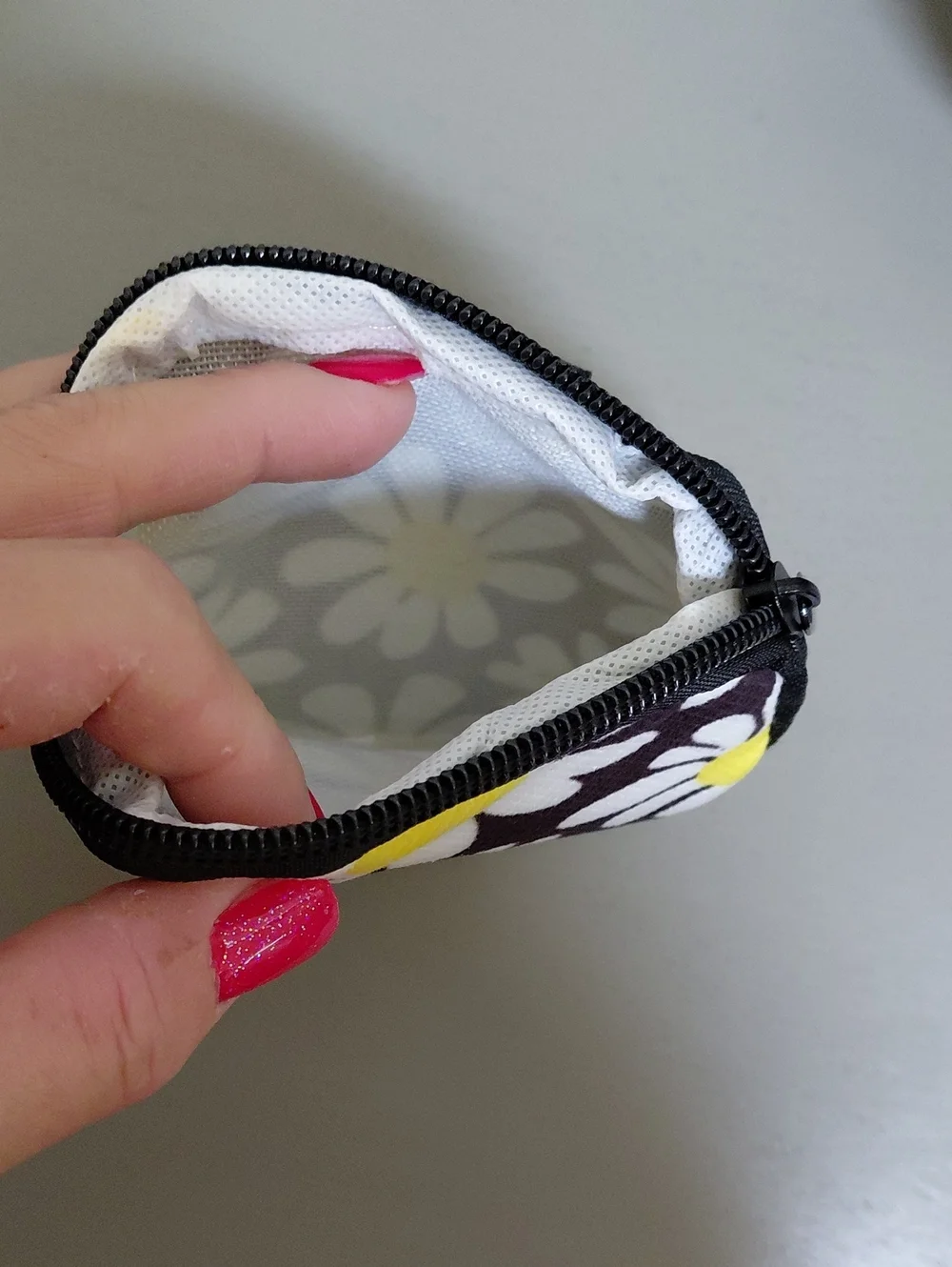 Floral Daisy Storage Clip-on Pouch & Silver Tone Swirl Earrings. New!
